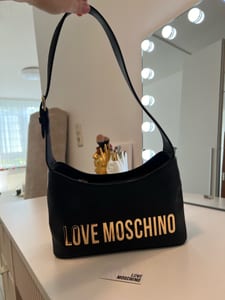 Damen Schultertasche in Schwarz mit goldenen Metall-Buchstaben – Bild 2 von 12