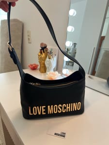 Damen Schultertasche in Schwarz mit goldenen Metall-Buchstaben – Bild 3 von 12
