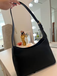 Damen Schultertasche in Schwarz mit goldenen Metall-Buchstaben – Bild 5 von 12