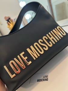 Damen Schultertasche in Schwarz mit goldenen Metall-Buchstaben – Bild 7 von 12