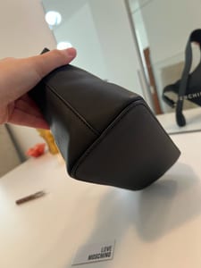 Damen Schultertasche in Schwarz mit goldenen Metall-Buchstaben – Bild 8 von 12