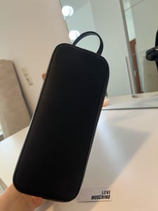 Damen Schultertasche in Schwarz mit goldenen Metall-Buchstaben – Bild 9 von 12