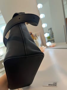 Damen Schultertasche in Schwarz mit goldenen Metall-Buchstaben – Bild 11 von 12