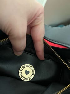 Damen Schultertasche in Schwarz mit goldenen Metall-Buchstaben – Bild 12 von 12