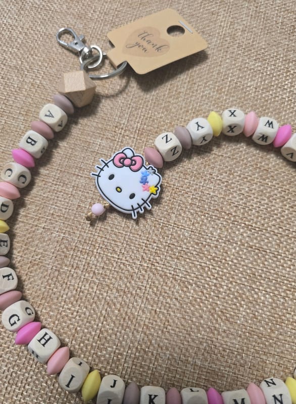 Schlüsselanhänger mit Buchstabenperlen und Hello-Kitty-Anhänger