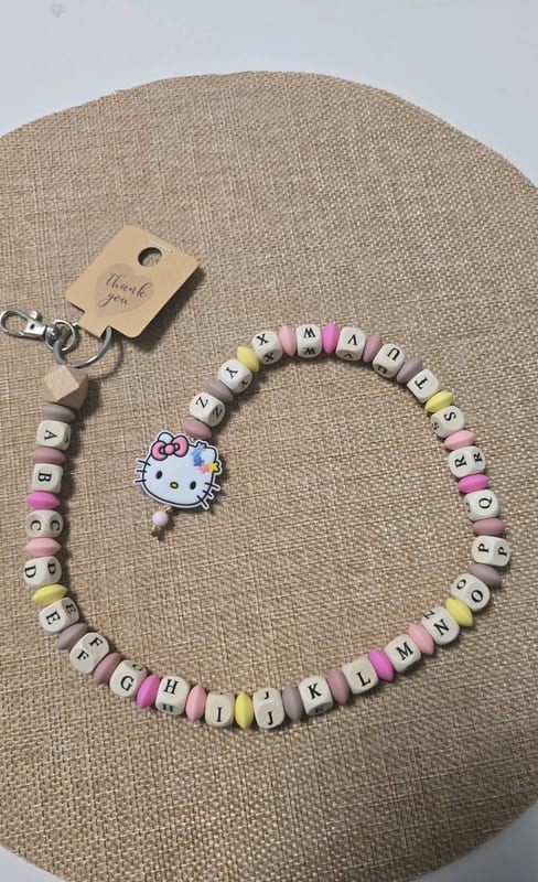 Schlüsselanhänger mit Buchstabenperlen und Hello-Kitty-Anhänger – Bild 2 von 3