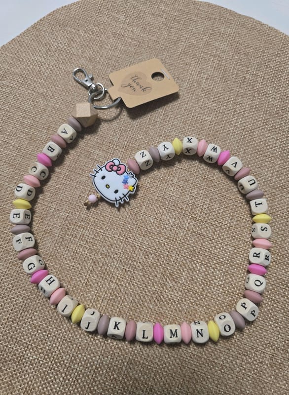 Schlüsselanhänger mit Buchstabenperlen und Hello-Kitty-Anhänger – Bild 3 von 3