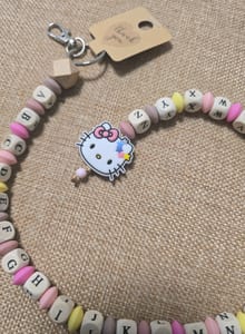 Schlüsselanhänger mit Buchstabenperlen und Hello-Kitty-Anhänger