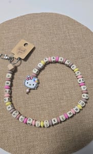 Schlüsselanhänger mit Buchstabenperlen und Hello-Kitty-Anhänger – Bild 2 von 3