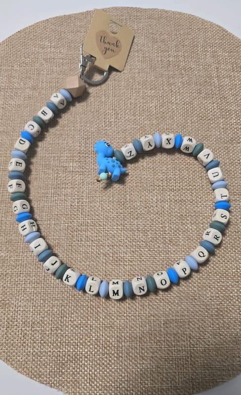Schnullerkette mit Alphabet-Perlen und blauem Dinosaurier – Bild 2 von 2