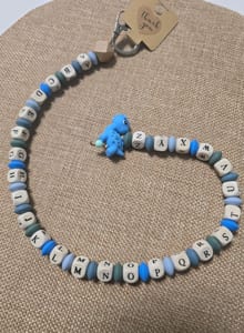 Schnullerkette mit Alphabet-Perlen und blauem Dinosaurier