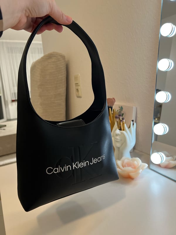Damen Schwarze Schultertasche mit Logo-Prägung – Bild 4 von 12