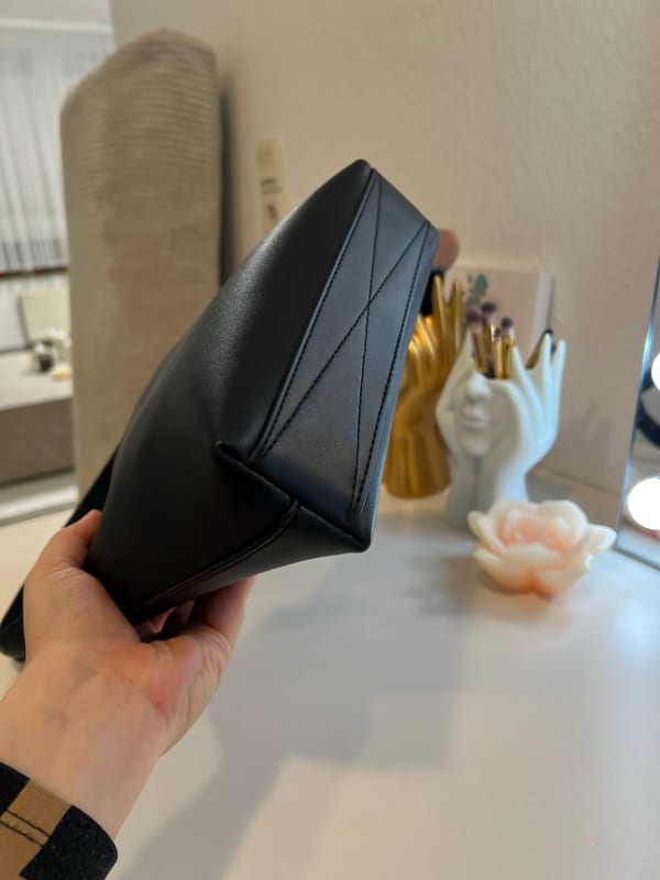 Damen Schwarze Schultertasche mit Logo-Prägung – Bild 5 von 12