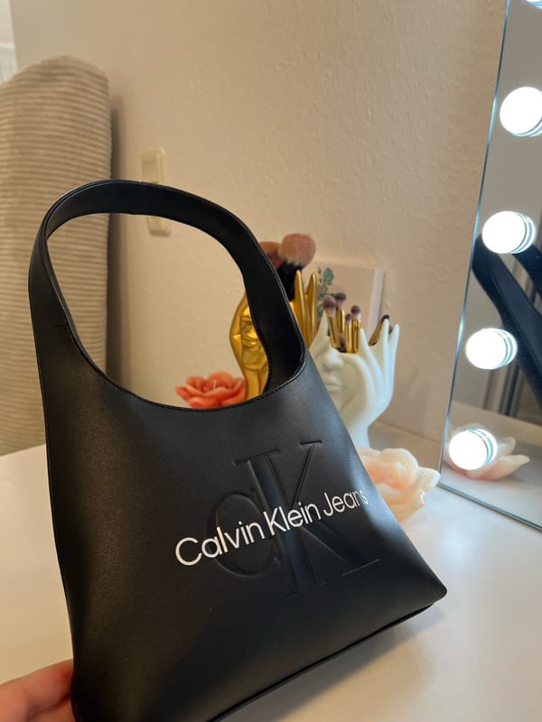 Damen Schwarze Schultertasche mit Logo-Prägung – Bild 8 von 12