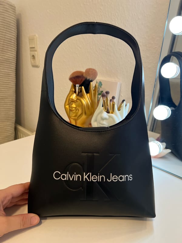 Damen Schwarze Schultertasche mit Logo-Prägung – Bild 9 von 12