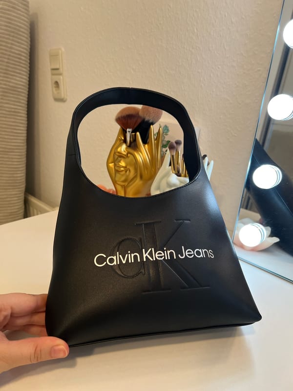 Damen Schwarze Schultertasche mit Logo-Prägung – Bild 11 von 12