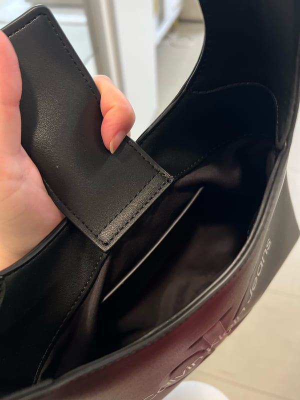 Damen Schwarze Schultertasche mit Logo-Prägung – Bild 12 von 12