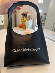 Damen Schwarze Schultertasche mit Logo-Prägung – Bild 3 von 12