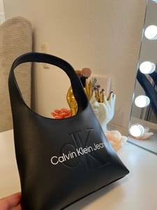 Damen Schwarze Schultertasche mit Logo-Prägung – Bild 8 von 12