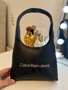 Damen Schwarze Schultertasche mit Logo-Prägung – Bild 9 von 12