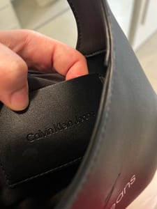 Damen Schwarze Schultertasche mit Logo-Prägung – Bild 10 von 12