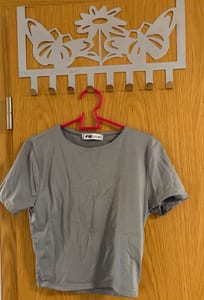 Damen Kurzes Basic-T-Shirt in Grau – Cropped – Größe S