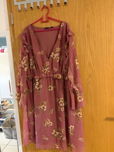 Damen Kleid mit Blumenmuster, Rüschen und V-Ausschnitt – Größe M – Rosa