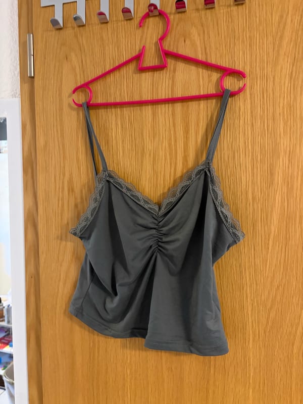 Damen Top mit Spaghettiträgern und Spitzenbesatz – Größe S – Weiß/Schwarz/Grün – Bild 2 von 3