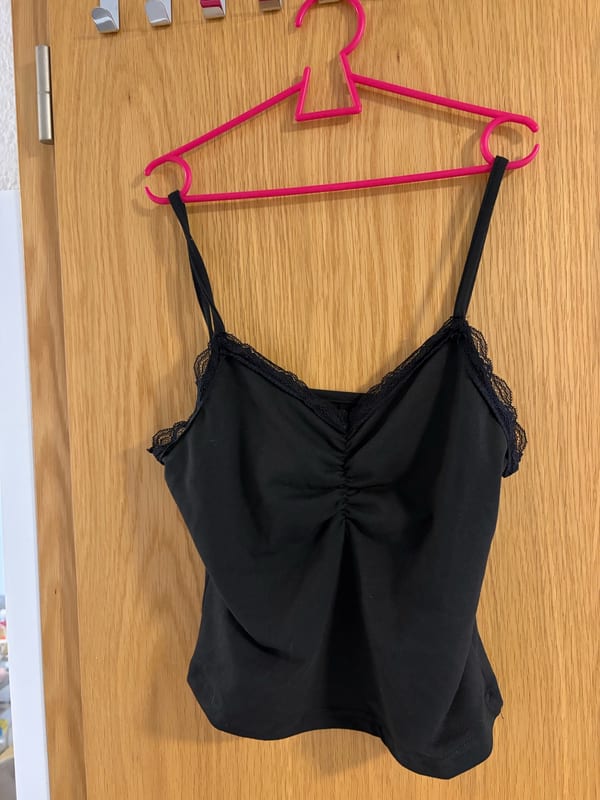 Damen Top mit Spaghettiträgern und Spitzenbesatz – Größe S – Weiß/Schwarz/Grün – Bild 3 von 3