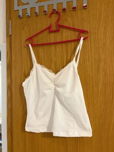 Damen Top mit Spaghettiträgern und Spitzenbesatz – Größe S – Weiß/Schwarz/Grün