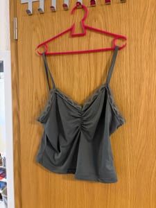 Damen Top mit Spaghettiträgern und Spitzenbesatz – Größe S – Weiß/Schwarz/Grün – Bild 2 von 3