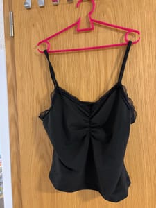 Damen Top mit Spaghettiträgern und Spitzenbesatz – Größe S – Weiß/Schwarz/Grün – Bild 3 von 3