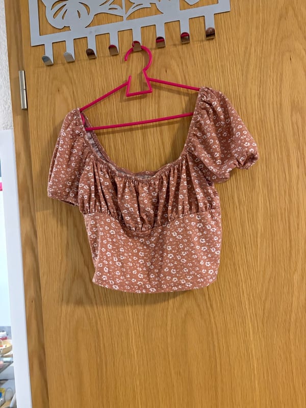 Damen Cropped Bluse mit Puffärmeln und Blumenmuster – Größe XXS – Rosa