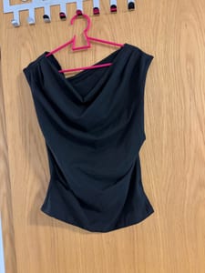 Damen Ärmelloses Wasserfall-Top – Schwarz/Rot