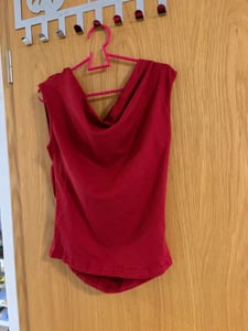 Damen Ärmelloses Wasserfall-Top – Schwarz/Rot – Bild 2 von 2
