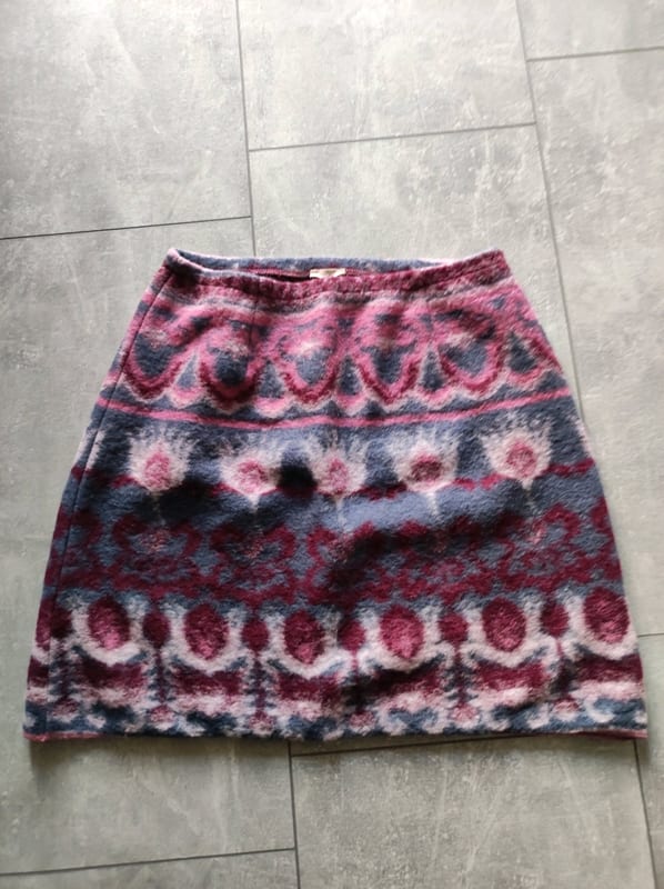 Damen Wollrock mit Muster in Rot und Blau – Größe 38