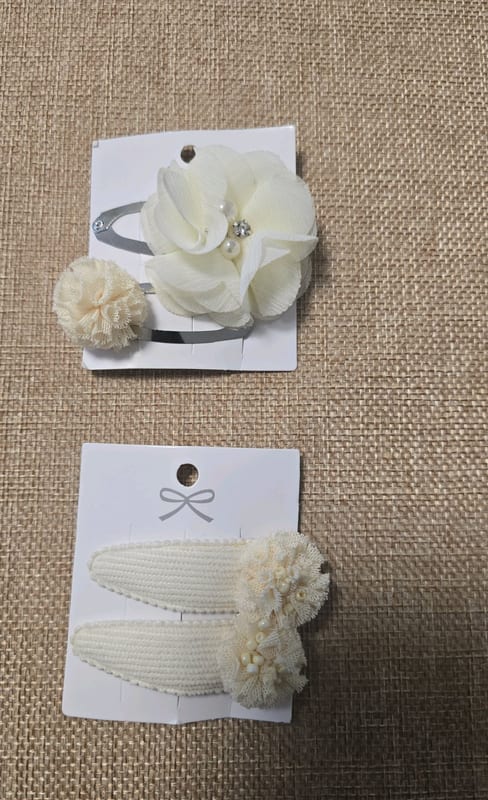 Mädchen Haarspangen-Set mit Blüten und Perlen, Cremeweiß – Einheitsgröße – Beige