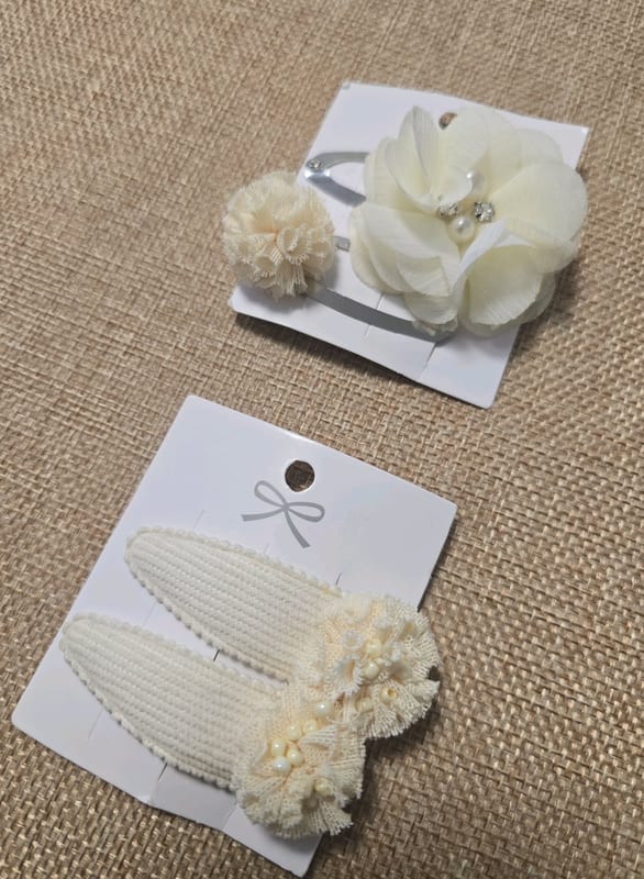 Mädchen Haarspangen-Set mit Blüten und Perlen, Cremeweiß – Einheitsgröße – Beige – Bild 2 von 2