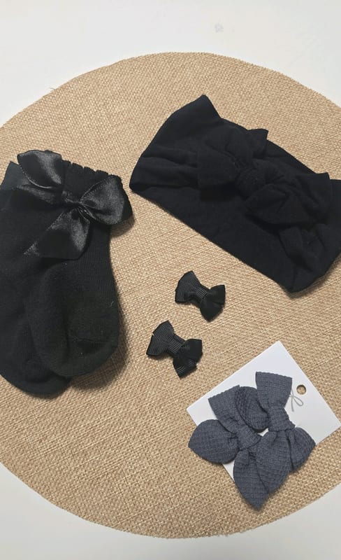 Schwarze Babysocken mit Satin-Schleife – Einheitsgröße – Bild 2 von 3