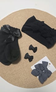 Schwarze Babysocken mit Satin-Schleife – Einheitsgröße – Bild 2 von 3