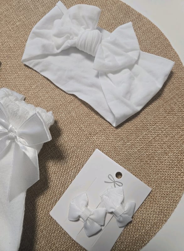 Mädchen Set: weiße Söckchen mit Schleife, Haarband und Haarklammern – Einheitsgröße