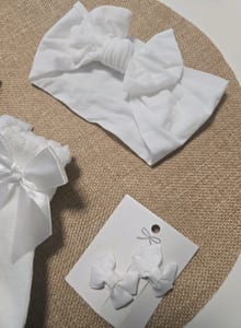 Mädchen Set: weiße Söckchen mit Schleife, Haarband und Haarklammern – Einheitsgröße