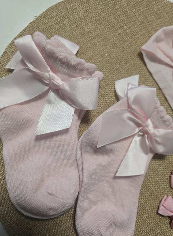 Babysocken in Rosa mit Schleife – Set mit Haarband und Haarklammern – Einheitsgröße
