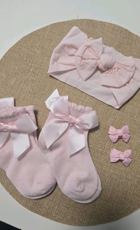 Babysocken in Rosa mit Schleife – Set mit Haarband und Haarklammern – Einheitsgröße – Bild 2 von 3