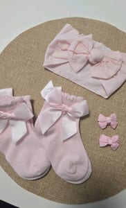 Babysocken in Rosa mit Schleife – Set mit Haarband und Haarklammern – Einheitsgröße – Bild 2 von 3