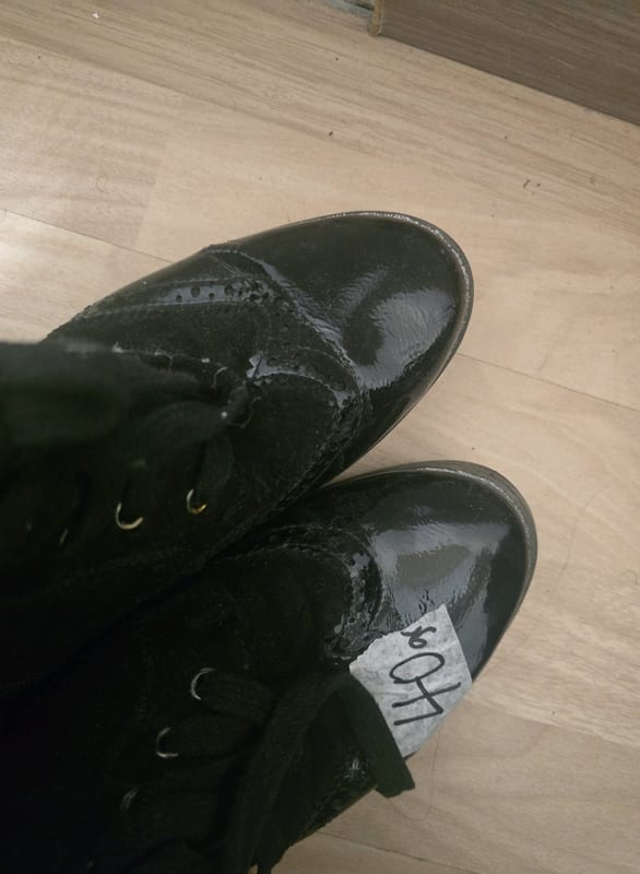 Damen Schwarze Schnürstiefeletten mit Lochmuster und Reißverschluss – Größe 40