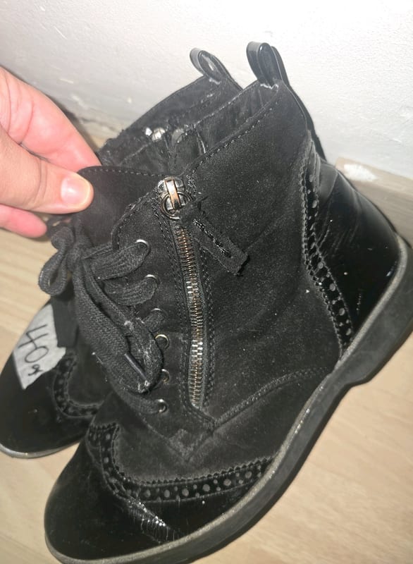 Damen Schwarze Schnürstiefeletten mit Lochmuster und Reißverschluss – Größe 40 – Bild 7 von 7