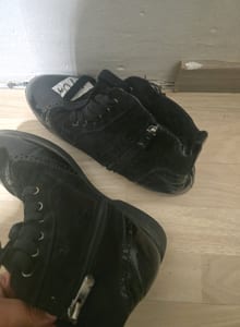 Damen Schwarze Schnürstiefeletten mit Lochmuster und Reißverschluss – Größe 40 – Bild 2 von 7