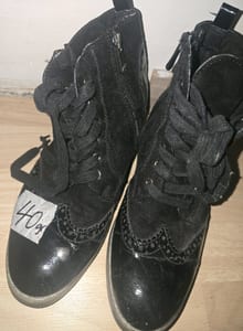 Damen Schwarze Schnürstiefeletten mit Lochmuster und Reißverschluss – Größe 40 – Bild 4 von 7
