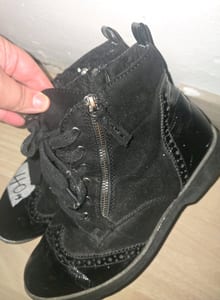 Damen Schwarze Schnürstiefeletten mit Lochmuster und Reißverschluss – Größe 40 – Bild 7 von 7
